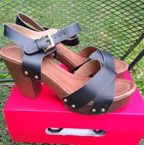 NWT from TBN Black Gemma strapped chunk heel